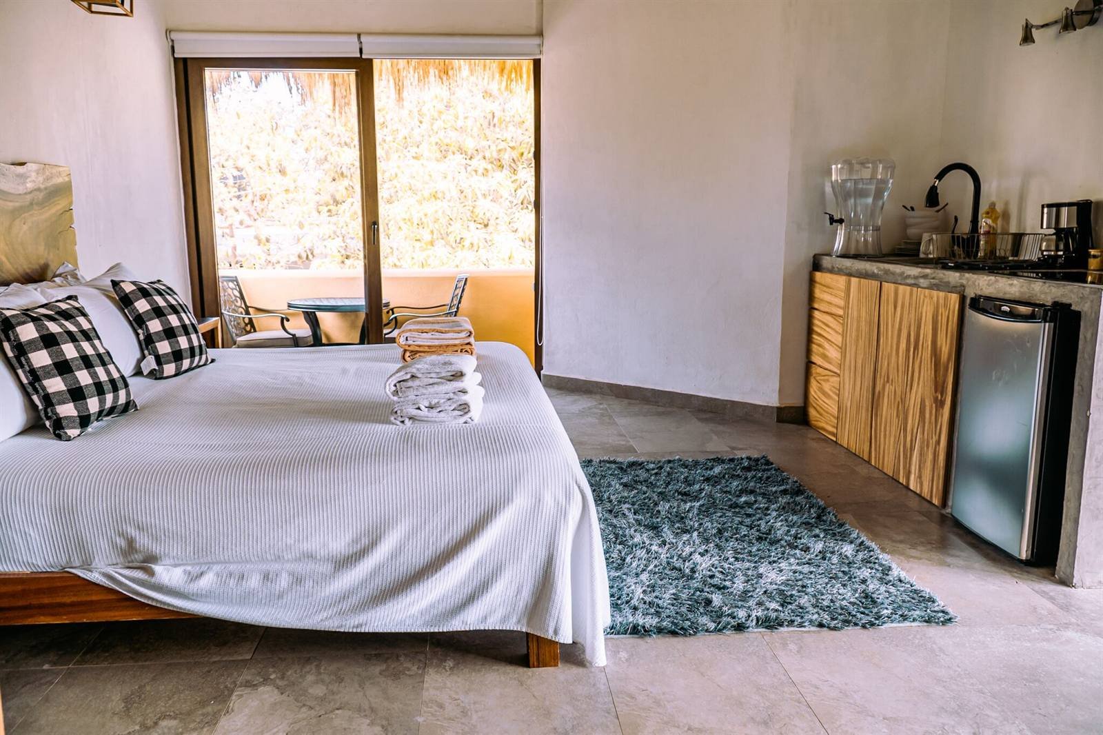 Casa Di Giulio: room with a kitchenette, fridge and a sliding door onto the trees